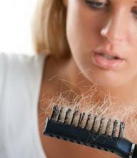 Що потрібно робити, якщо дуже сильно випадає волосся після пологів